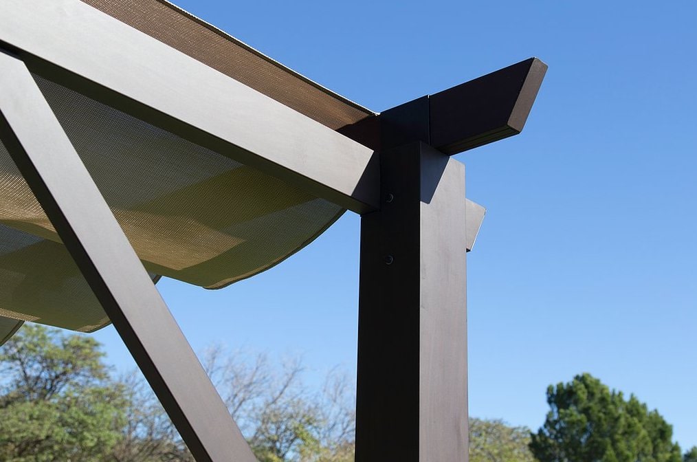 detailed picture of the corner piece on the 12x20 paragon outdoor modena pergola